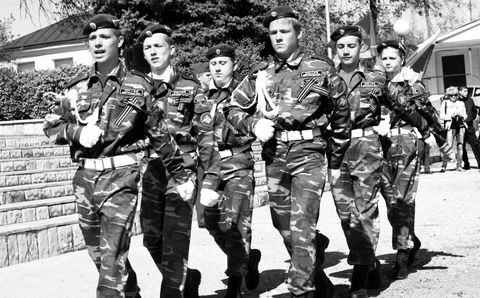 мар­шировка школьников под названием «Шире шаг»