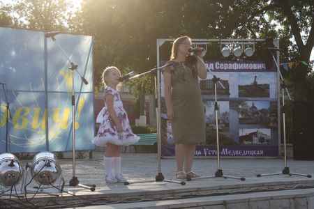 Крупновы исполняют песню