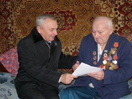 С.А. Жмурков вручает Гарантийное письмо И.А. Коновалову.