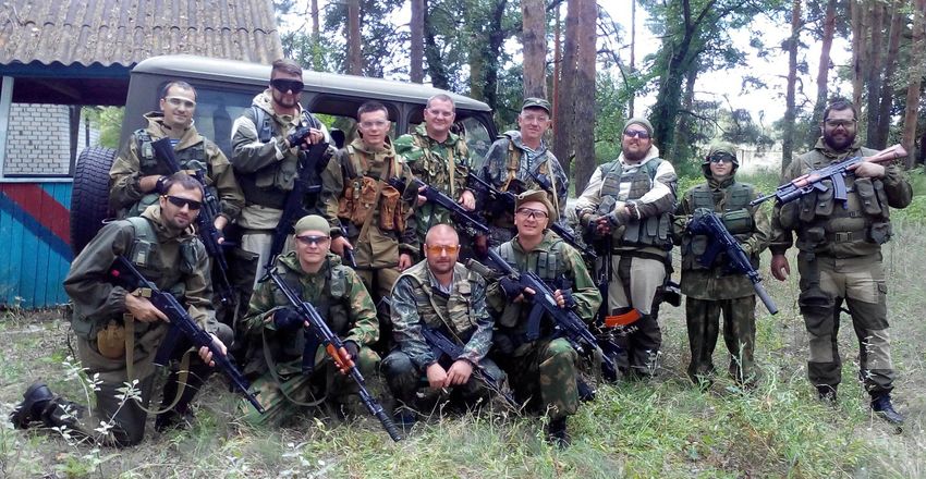 Участников военно-спортивной игры не отличить от настоящих солдат.