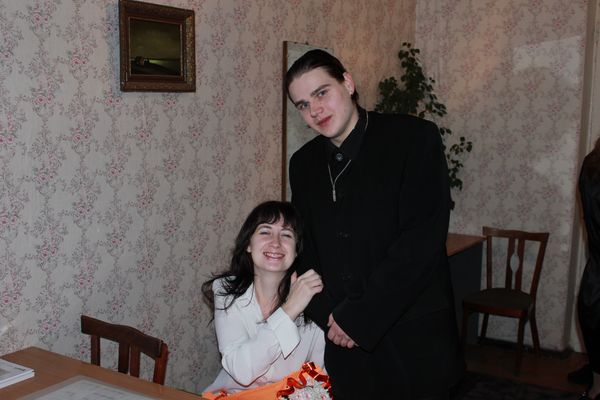 Александр и Екатерина Плужниковы. 27 и 26 лет.