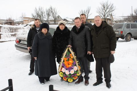 1 февраля представители городской администрации и думы, а также городского Совета ветеранов возложили венок на братскую могилу 1 февраля представители городской администрации и думы, а также городского Совета ветеранов возложили венок на братскую могилу