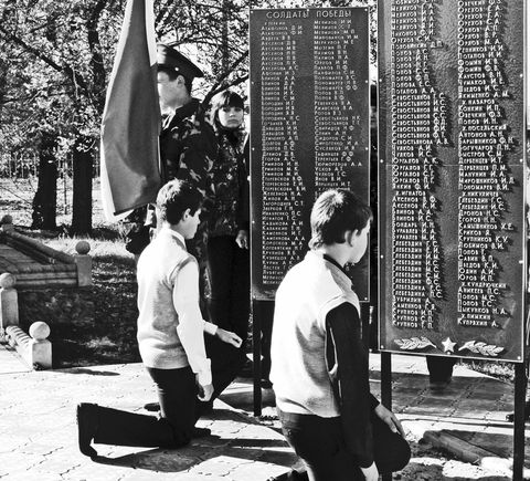 торжественное открытие ме­мориальной плиты в честь памя­ти земляков, воевавших в годы Великой Отечественной войны